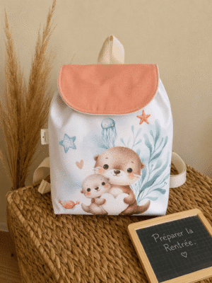 Sac à dos maternelle personnalisé Loutres en tissu imperméable. Création artisanale cousue main, rabat aimanté, prénom brodé et expédition rapide. Modèle en stock.
