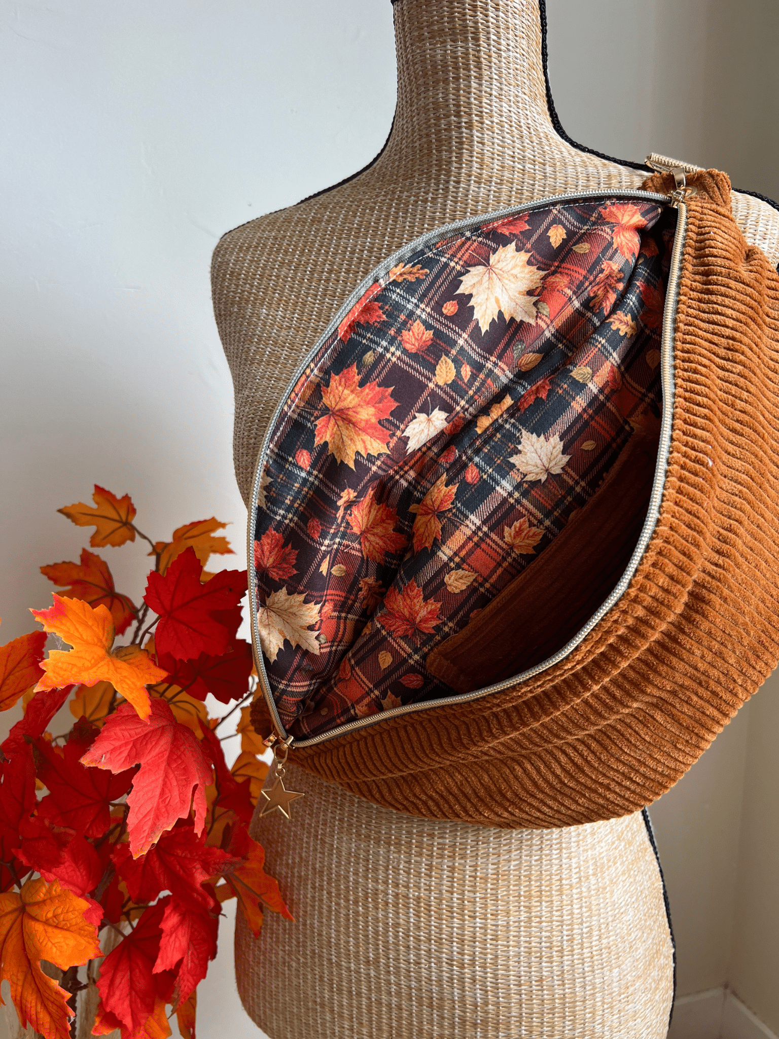 Sac banane XXL d’automne – Velours côtelé & motif Écossais Feuilles – Image 2