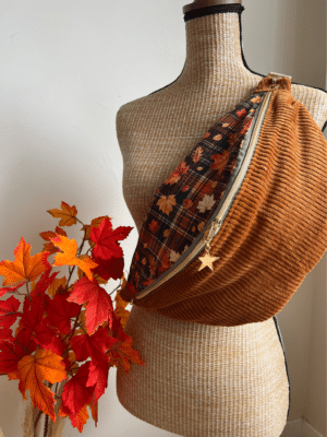 Sac banane XXL femme d’automne cousu main en France. Velours côtelé camel, motif écossais et feuilles, grande capacité 46 x 21 x 13 cm.