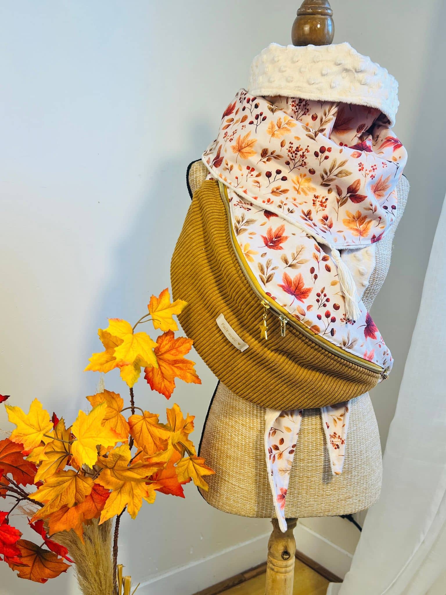 Sac banane XXL d’automne – Velours côtelé moutarde & feuilles d'automnes en stock – Image 3