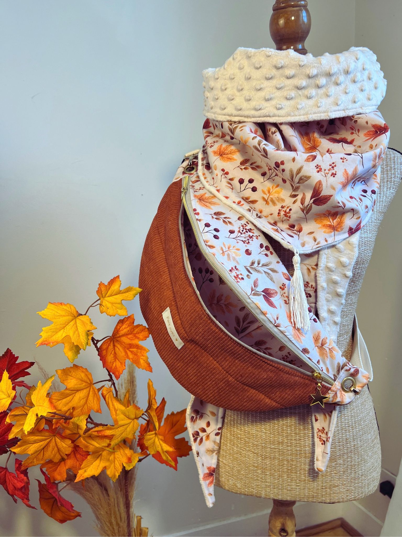 Sac banane XXL d’automne – Velours côtelé & feuilles d'automnes en stock – Image 2