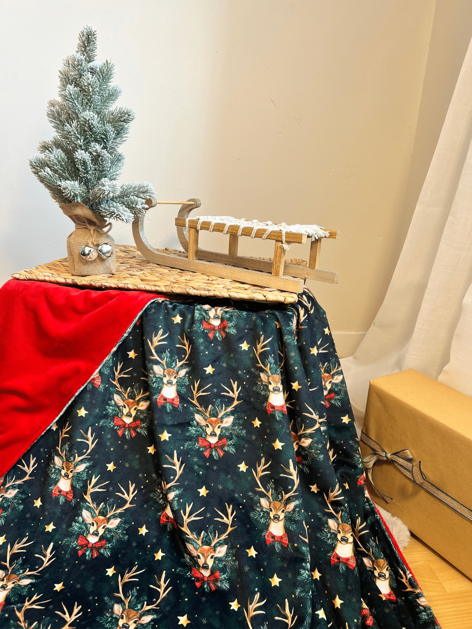 Plaid de Noël Grand Cerf Magique cousu main, disponible en 150 x 150 ou 200 x 150 cm. Choisissez votre couleur et personnalisez votre plaid.