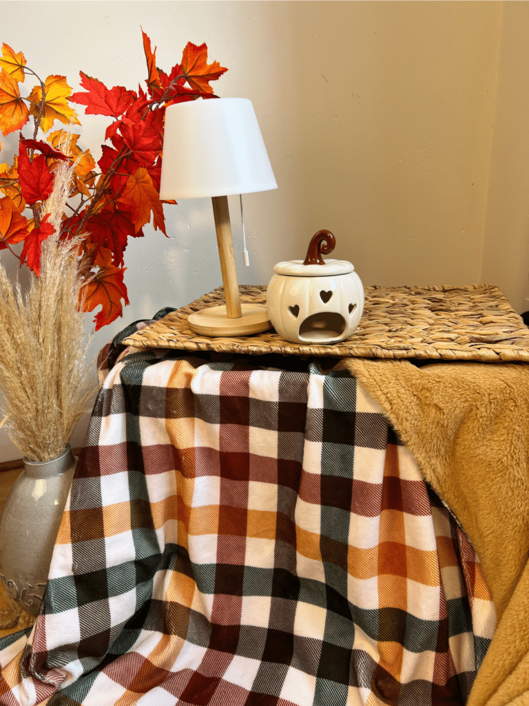 Plaid écossais d’automne cousu main avec doudou camel ultra doux. Disponible en 150x150 ou 200x150 cm. Seulement 3 exemplaires en stock.