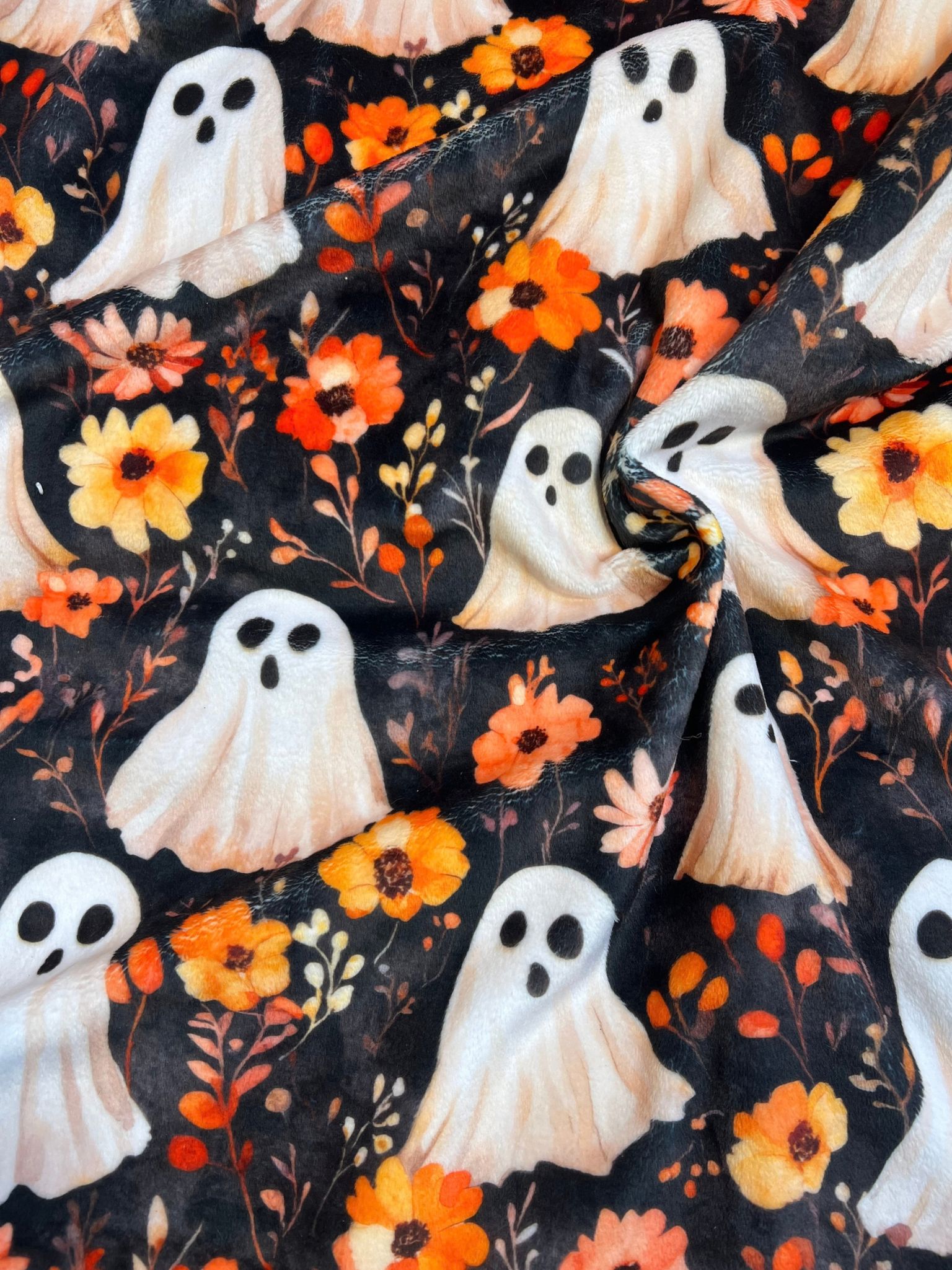 Craquez pour ce plaid Halloween Fantômes & Fleurs 200x150 cm, cousu main avec un doudou terracotta ultra doux. Environ 2 kg de douceur. En stock.