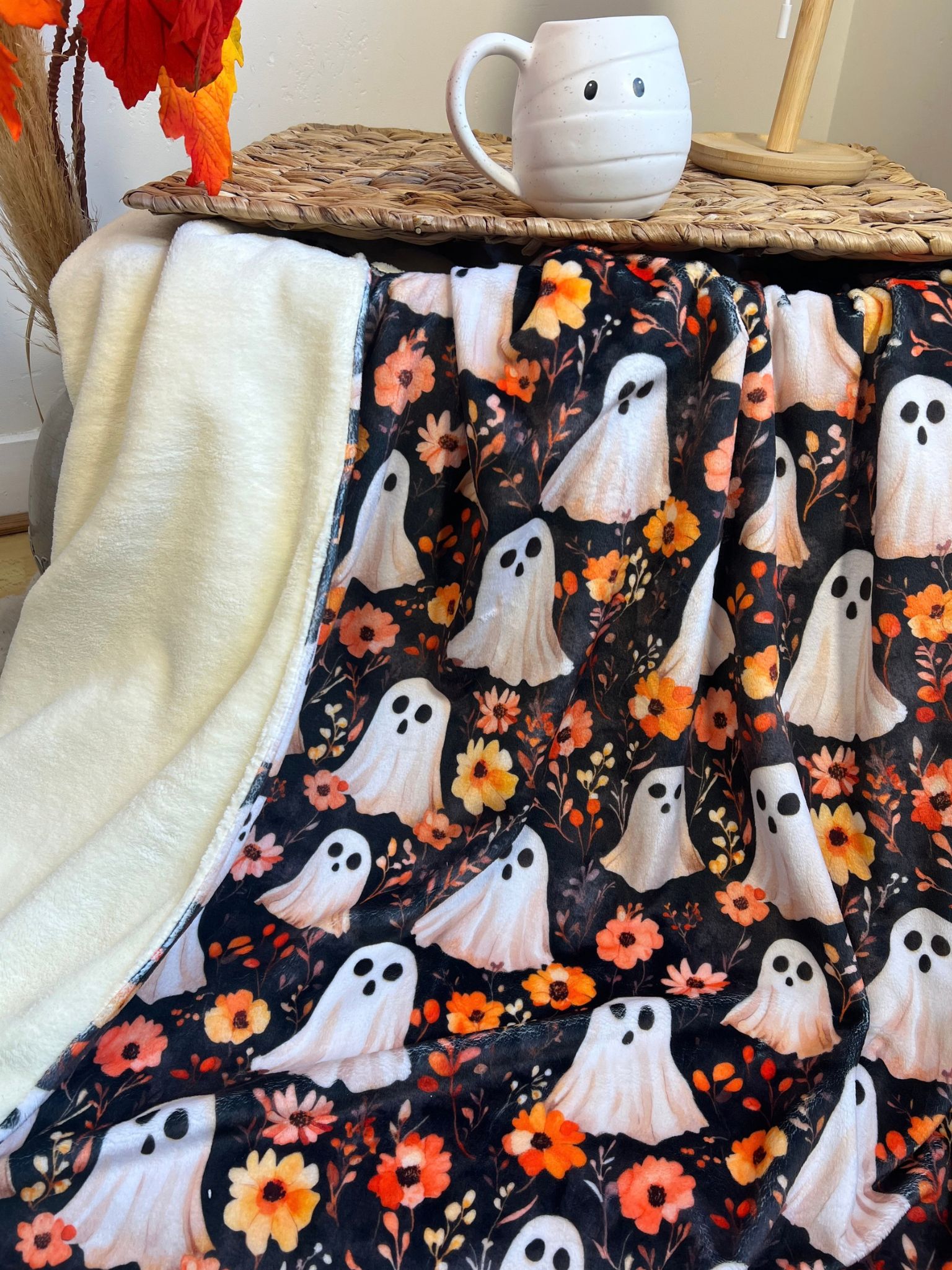 Craquez pour ce plaid Halloween Fantômes & Fleurs 200x150 cm, cousu main avec un doudou terracotta ultra doux. Environ 2 kg de douceur. En stock.