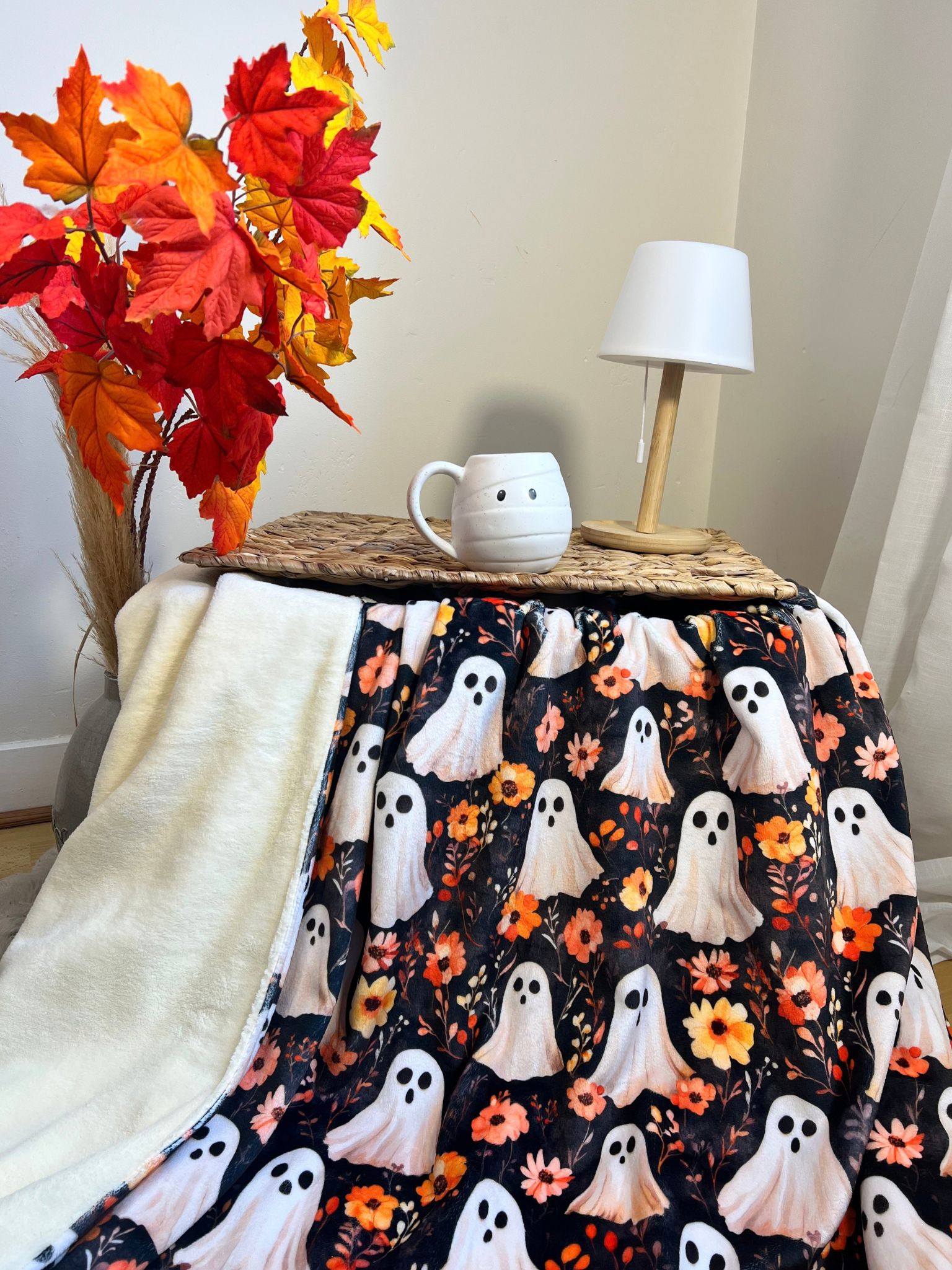 Craquez pour ce plaid Halloween Fantômes & Fleurs 200x150 cm, cousu main avec un doudou terracotta ultra doux. Environ 2 kg de douceur. En stock.