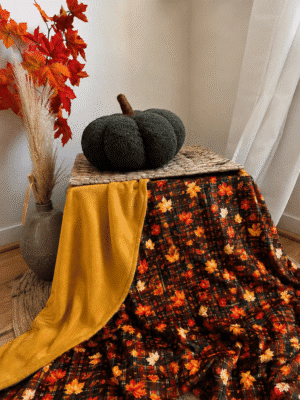 Plaid d’automne écossais 150 x 200 cm, feuilles colorées et verso moutarde. Création cousue main, en stock et expédiée sous 8 jours.