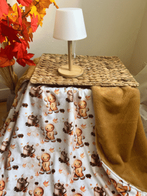 Plaid Pain d’épices 150 x 200 cm avec verso camel. Une création cousue main, douce et cocooning, disponible en stock et expédiée sous 8 jours.