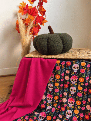 Plaid tête de mort fleuri 150 x 200 cm avec verso fuchsia. Une création cousue main, colorée et originale, en stock et expédiée sous 8 jours.