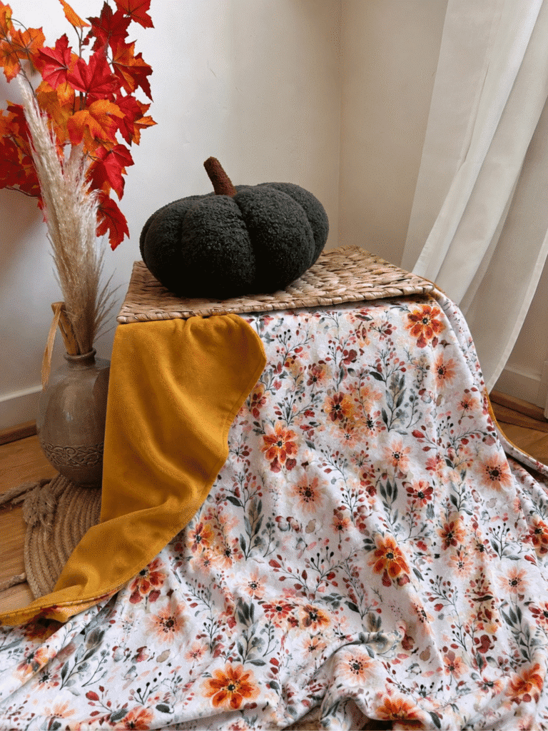 Plaid d’automne fleuri 150 x 200 cm cousu main, avec verso jaune moutarde. Un plaid XXL doux et chaleureux, en stock et expédié sous 8 jours.