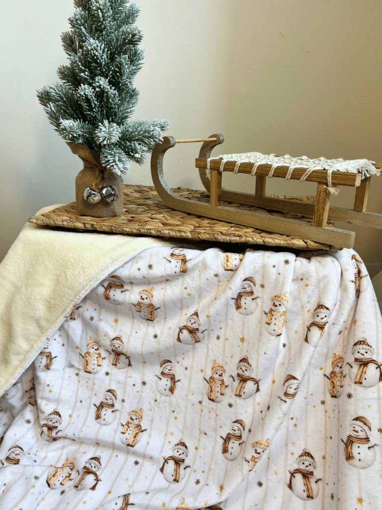 Plaid bonhommes de neige cousu main, 2 tailles, fourrure écrue, marron ou taupe et prénom brodé en option. Commandez avant le 25 novembre pour Noël.